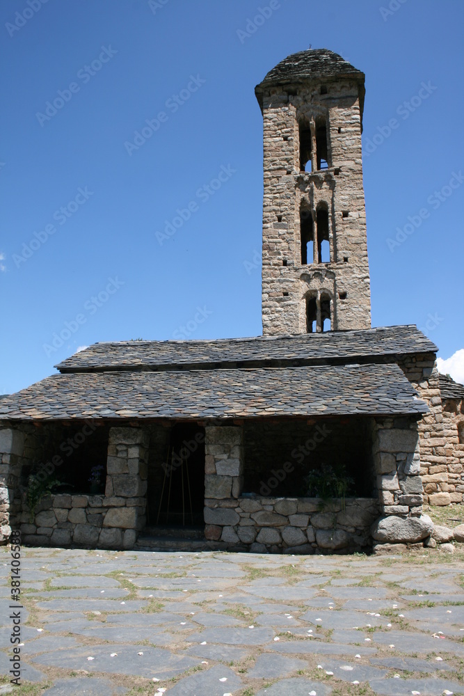 Porche de iglesia románica