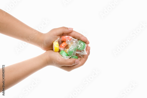 キャンディーを持つ子供の手