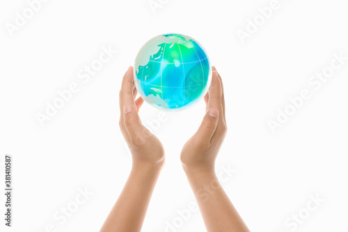 地球儀を持つ子供の手