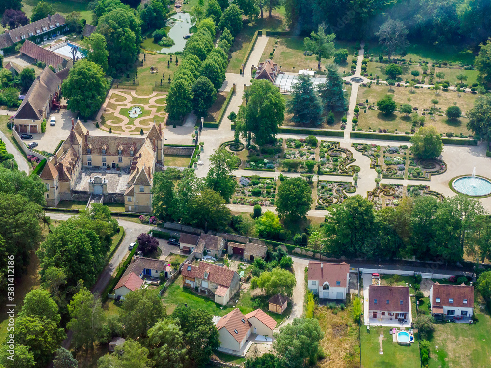 vue aérienne du château de Corbeville dans les Yvelines en France