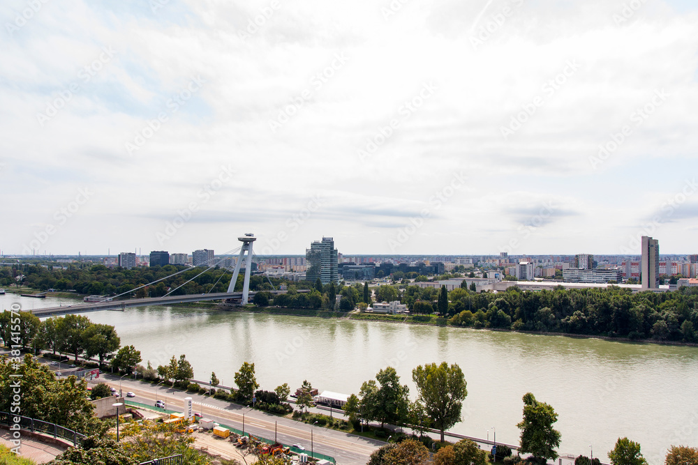 Fototapeta premium Panoramica o Skyline de la ciudad de Bratislava, pais de Eslovaquia