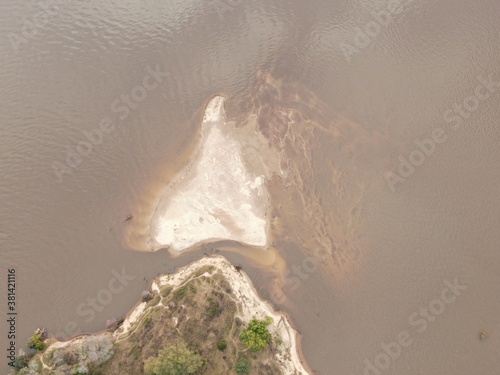 Vista aérea en plano superior de un banco de arena, en una Isla sobre el río  © Carlos M