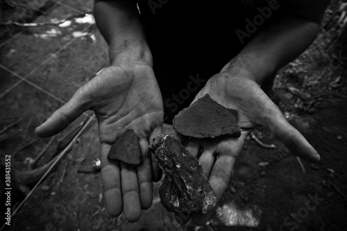 Manos con restos de cerámica