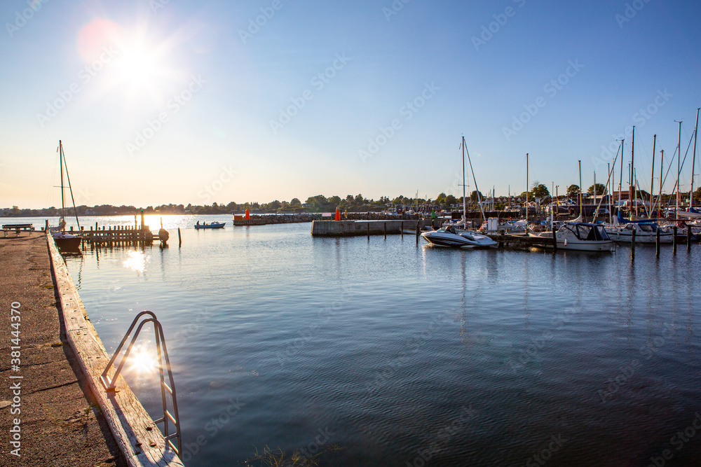 Fototapeta premium Das charmante Rødvig – ein Hafen- und Badeort voller Leben