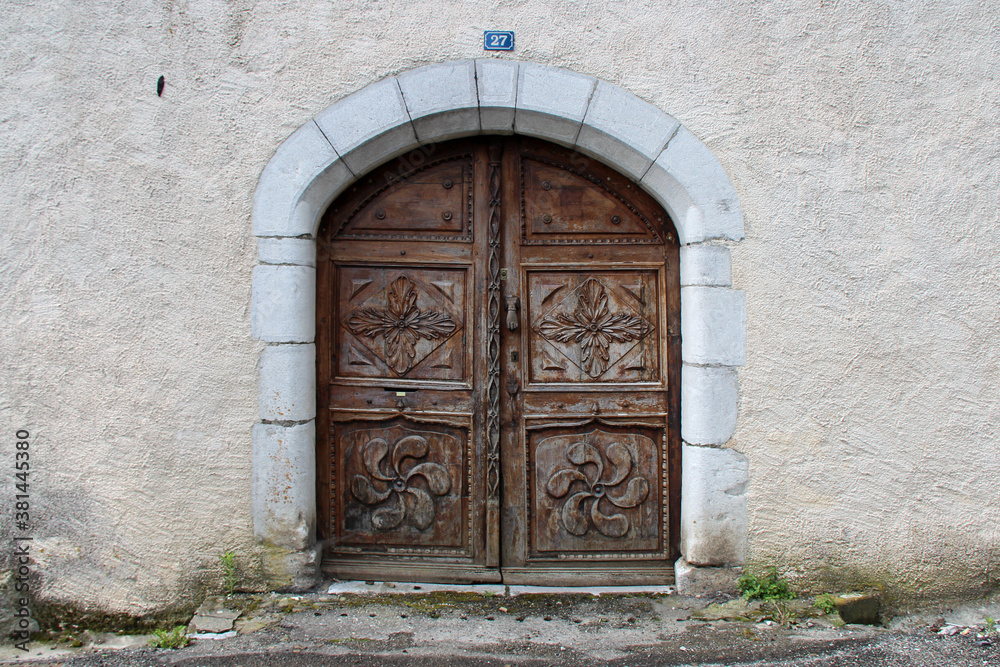 wood door in bielle (france)