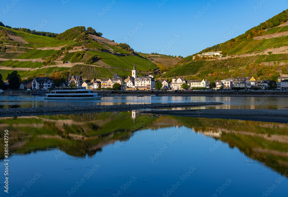 Assmannshausen Rhein Oberes Mittelrheintal Rüdesheim Bingen Loreley Rotwein Weinberg Winzer Panorama Spiegelung Ufer Schiff Aufflugsdampfer Gastronomie Abendlicht Tourismus Welterbe Idyll Romantik 