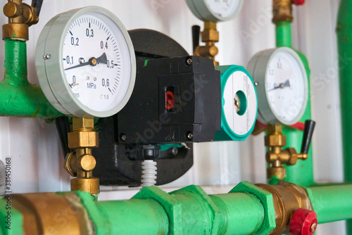 Pressure sensors on the hot water supply line indicate pressure.