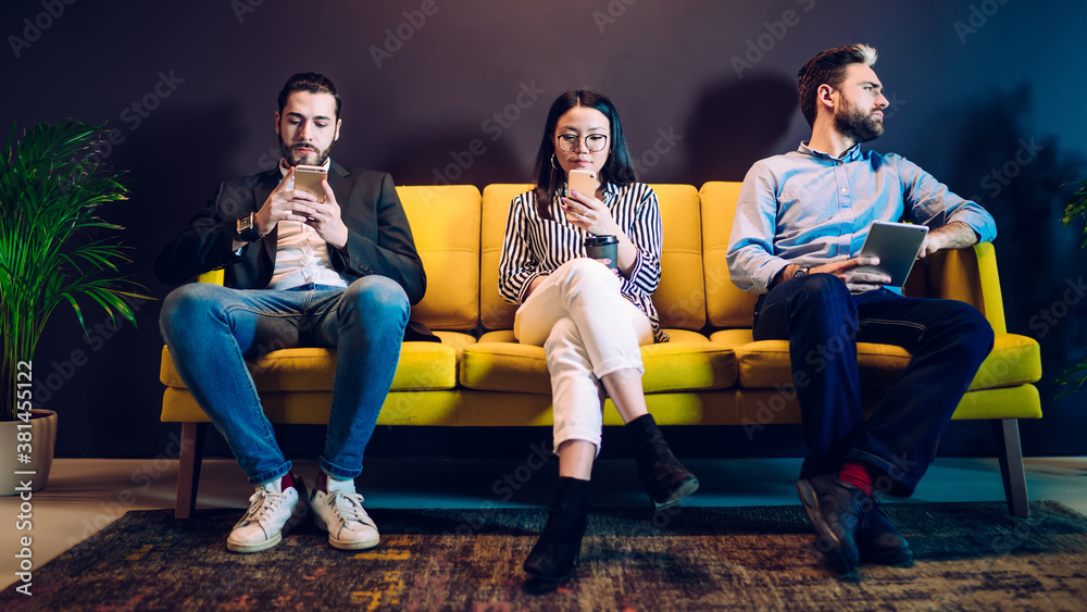 Obraz premium Multiracial business people using gadgets