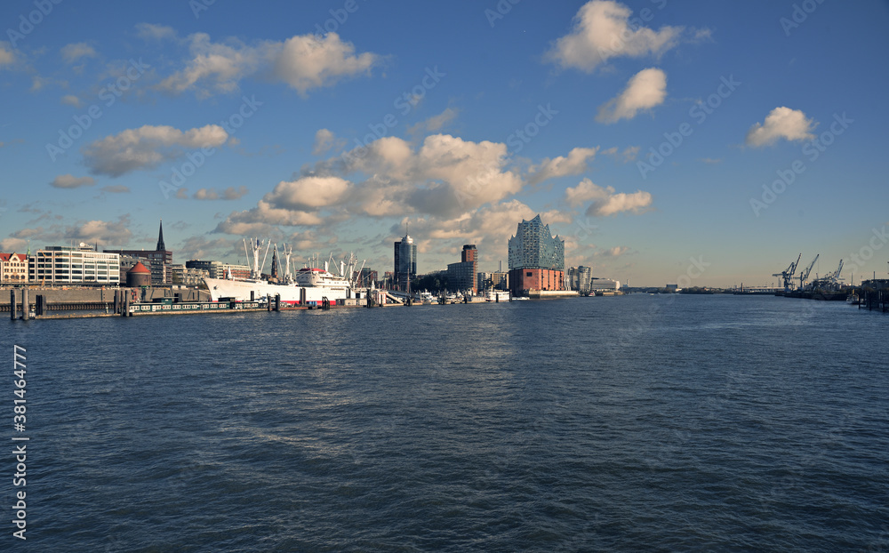 Ansicht vom Hamburger Hafen vom Schiff aus gesehen