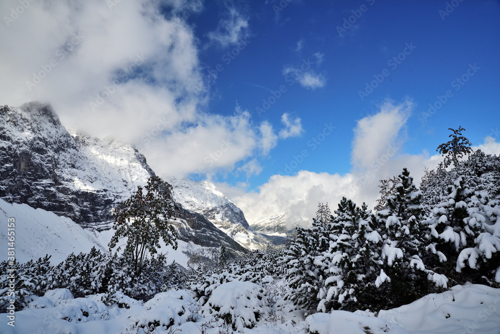 Herbstlicher Wintertraum in den Alpen