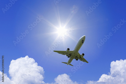 Foto 飛行機と光と入道雲