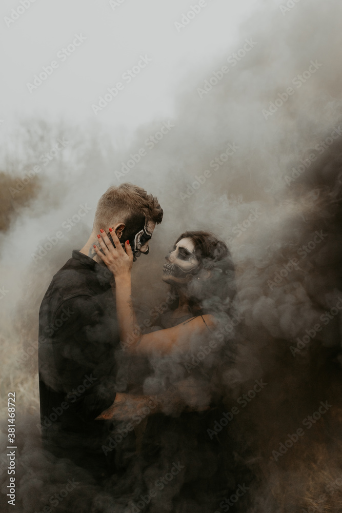 Obraz premium Couple in love in black smoke halloween