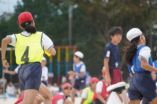 リレーの選手 走る 全速力 バトン 運動会 小学校 タスキ 体育祭