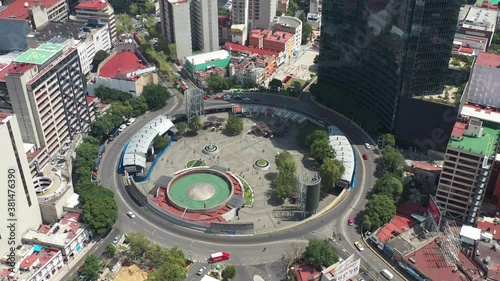 Vista aérea de la Glorieta de los Insurgentes, el drone estático, con autos en movimiento. photo