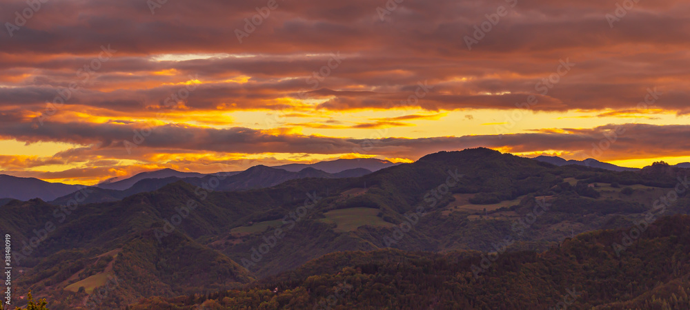 Późny zachód słońca widoczny na tym zdjęciu został zarejestrowany w malutkiej włoskiej miejscowości gdzieś w środkowych Włoszech.