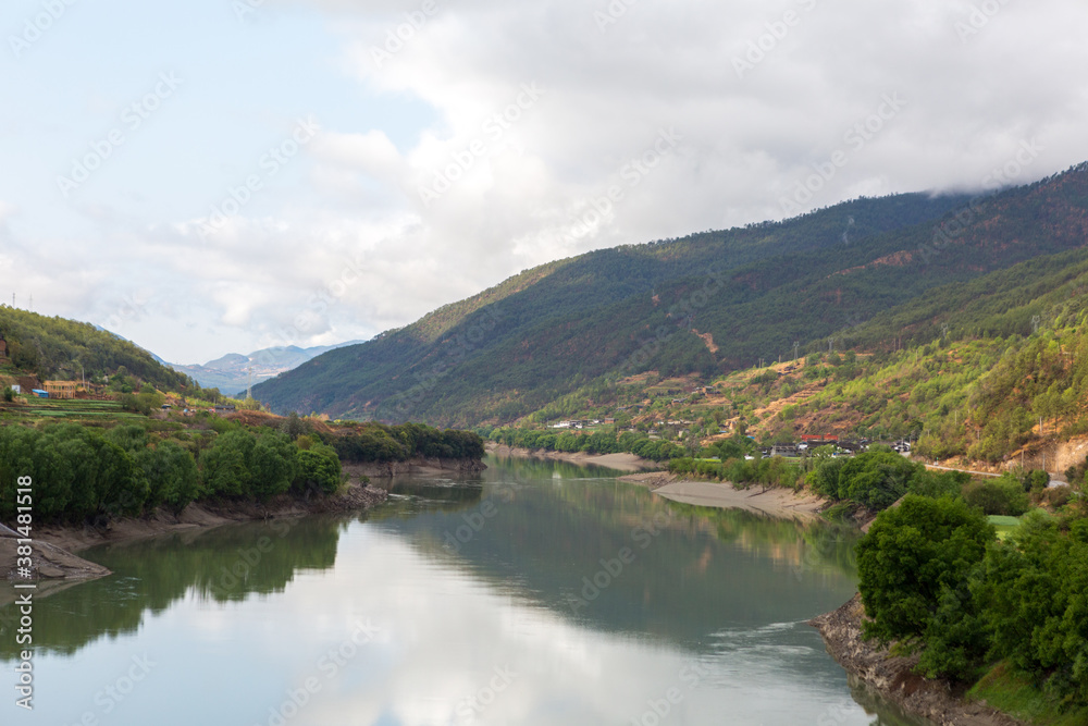 Obraz premium Scenic river and countryside near Shangri-la, China