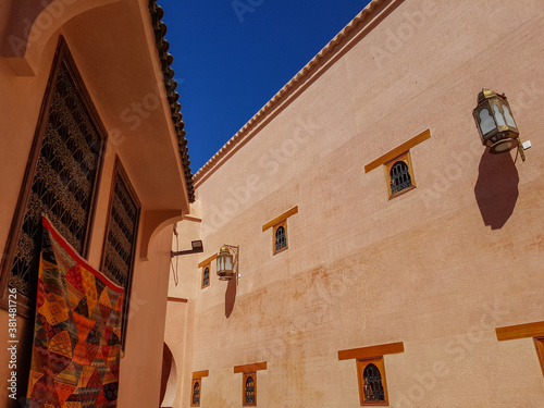 Gasse in Marrakesch, erdfarben