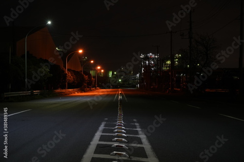夜の道 中央分離帯 道路 外灯