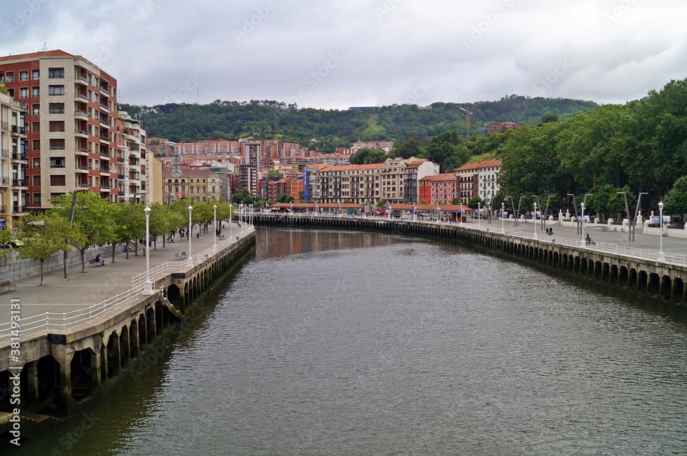 Paisagem da cidade de Bilbao / Espanha a partir do Rio Nervión