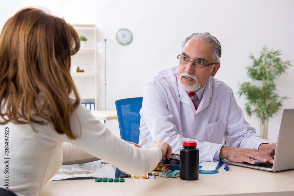 Obraz premium Young woman visiting experienced doctor