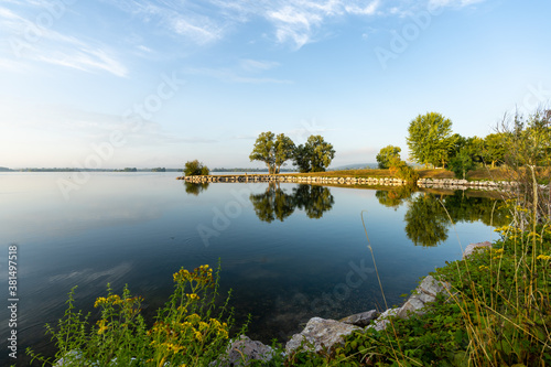 Lac des Deux Amants Saint-Pierre-du Vauvray, les Bords de Seine nahe Poses in Normandie photo