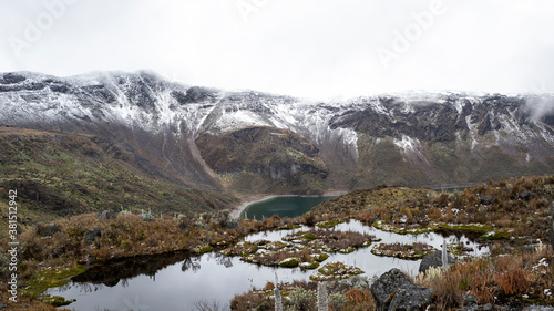Lakes and mountains in Los Nevados national natural park in Colombia © Jhon Gracia