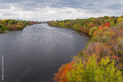 Fotografía mississippi river and wooded banks in minneapolis