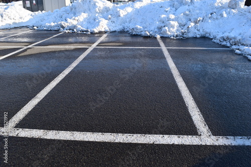 除雪した雪国の駐車場