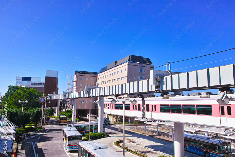 秋晴れの神奈川県大船の街並み。モノレールが走る大船駅東口の風景
秋晴れの神奈川県大船の街並み。モノレールが走る大船駅東口の風景