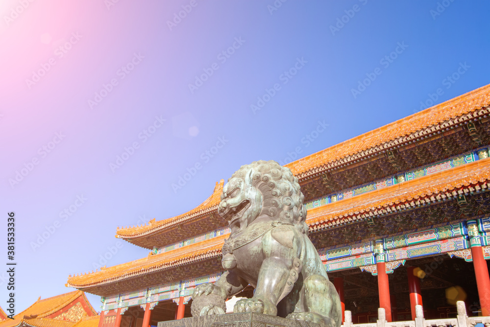 Fototapeta premium Taihe Gate and the stone lions at the gate of the Forbidden City in Beijing