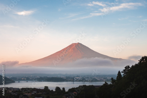 赤富士 © Aoi Tsushima