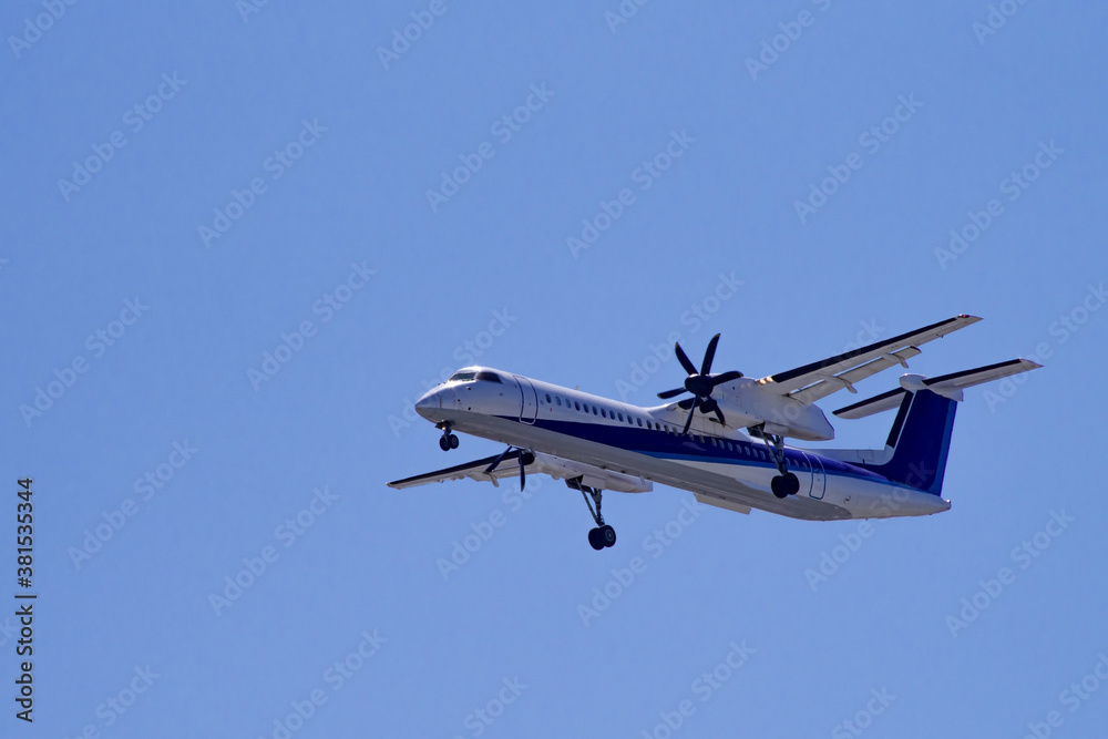 着陸態勢のプロペラ機 着陸態勢のプロペラ機