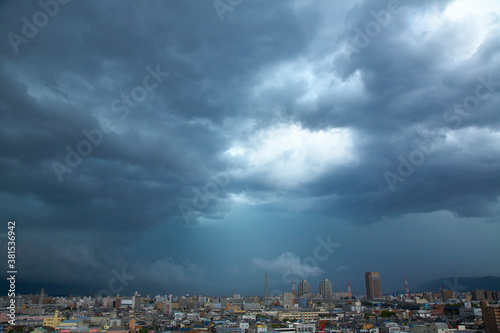 雨雲と街並 © Paylessimages