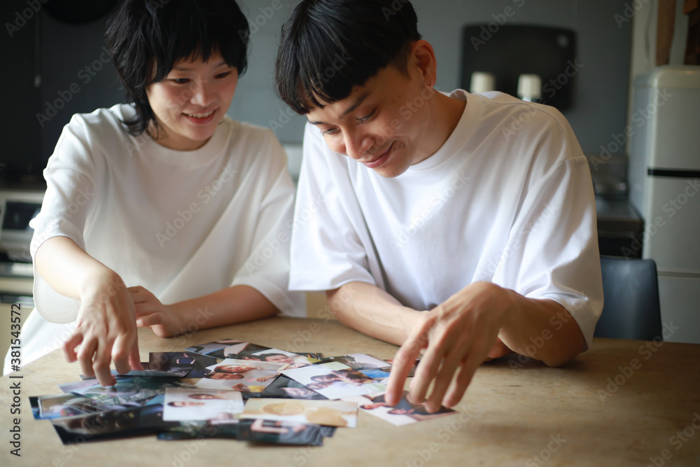 写真を見るカップル 写真を見るカップル