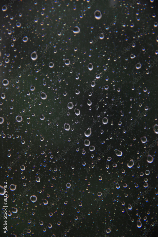 窓の水滴