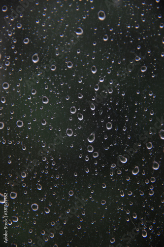 窓の水滴