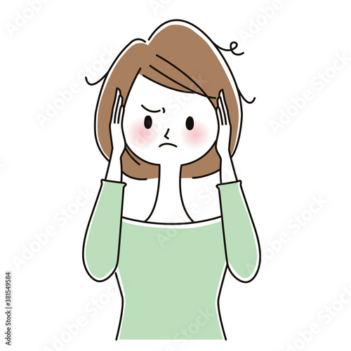 騒音でイライラして耳をふさぐ女性