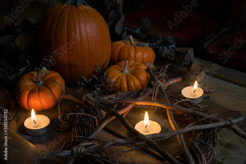 Calabazas velas halloween altar pagano oscuro tenebroso asustadizo ciclos cosecha pagano samhain octubre  photo