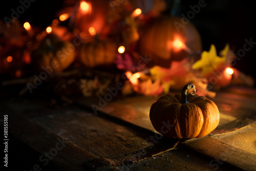 Calabazas con velas halloween oscuro tenebroso asustadizo ciclos cosecha pagano samhain octubre  photo