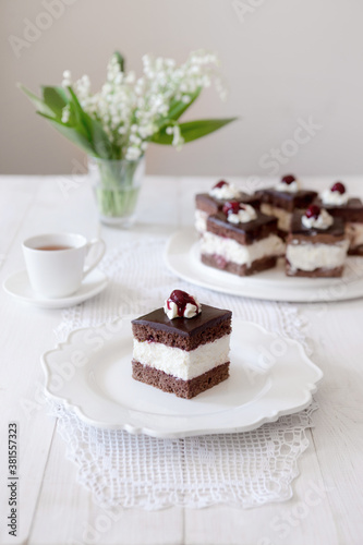 Chocolate & cream cake with flowers