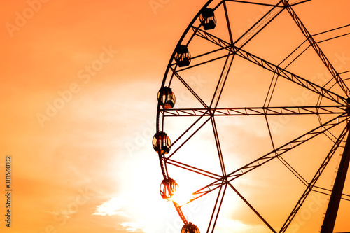 Obraz na plátně fragment of the Ferris wheel in the light of sunset. sun exposure