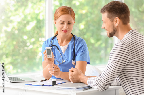 Diabetic man visiting docto...