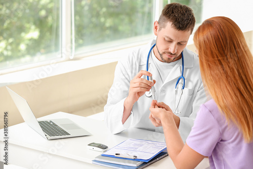 Diabetic woman visiting doc...