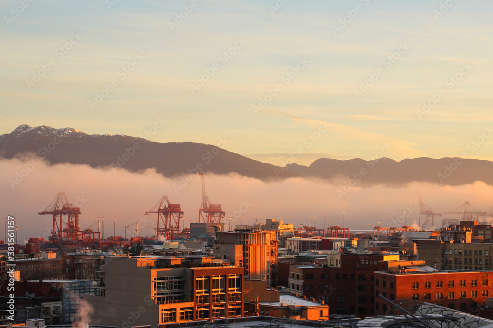캐나다 밴쿠버의 아침 안개낀 항구 풍경