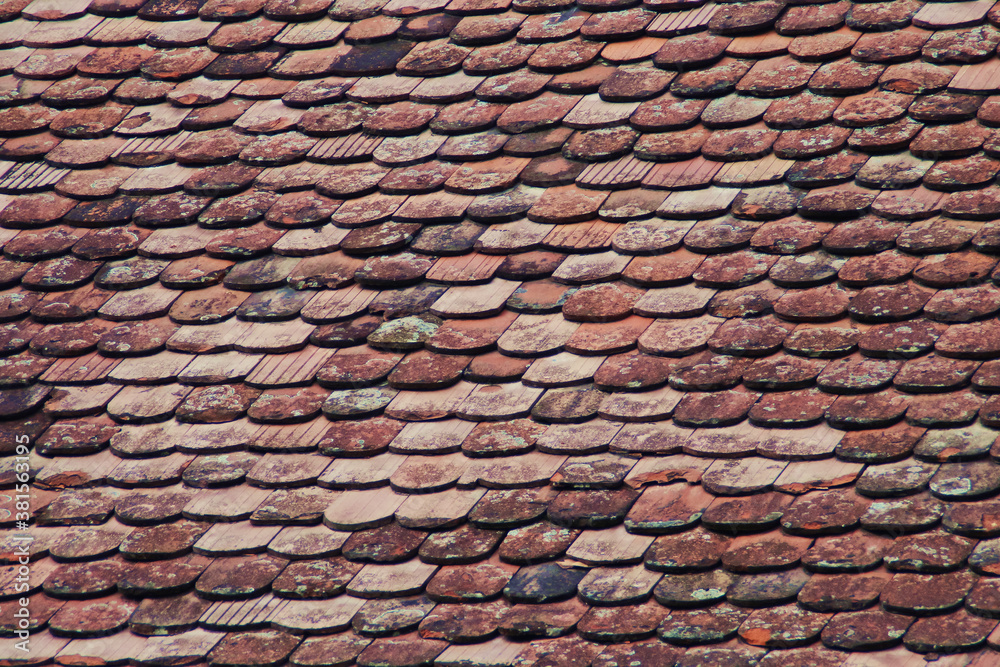 Tejado de tejas planas y rojas. Tejado tradicional de una antigua casa de Sighisoara en Rumanía.