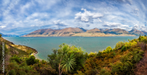 Foto Lake Wanaka Lookout Panorama at the Neck with mountain peaks in the distance in Mount Aspiring National Park, Otago Region, New Zealand, Southern Alps