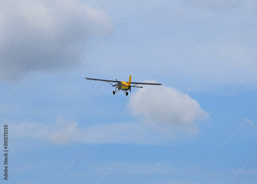 Aereo piccolo velivolo in volo Aereo piccolo velivolo in volo