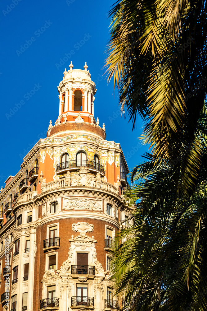 Fassade Gebäude in Valencia mit Palmen