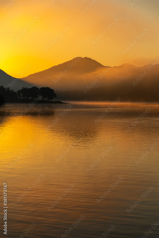 Naklejka premium 湖に映り込むオレンジ色の朝焼け