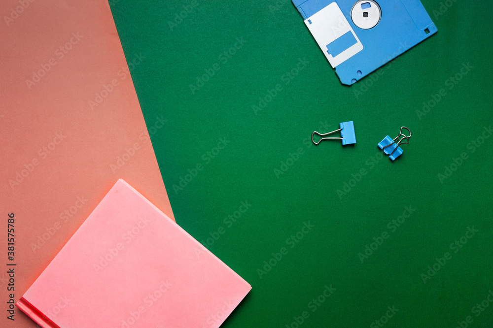 Φωτογραφία colorful pink red notebook paper diskette and clip in retro style business green